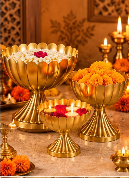Scalloped gold pedestal bowls set of 3, alternate view