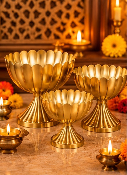 Scalloped gold pedestal bowls set of 3, close-up detail